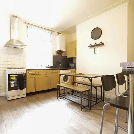 Large Contractor Home, 8 Beds, 1 Mile From Centre *