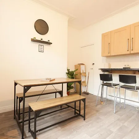 Large Contractor Home, 8 Beds, 1 Mile From Centre بيت للعطل