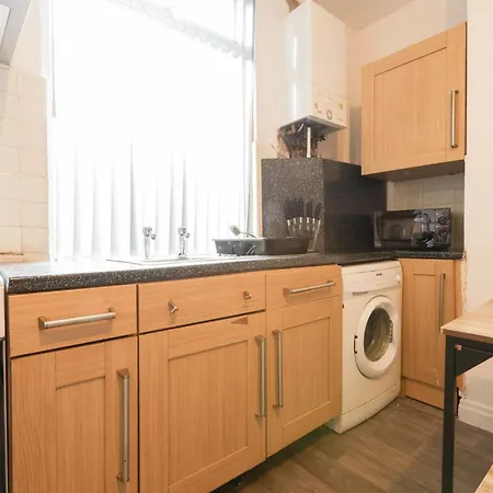 Large Contractor Home, 8 Beds, 1 Mile From Centre