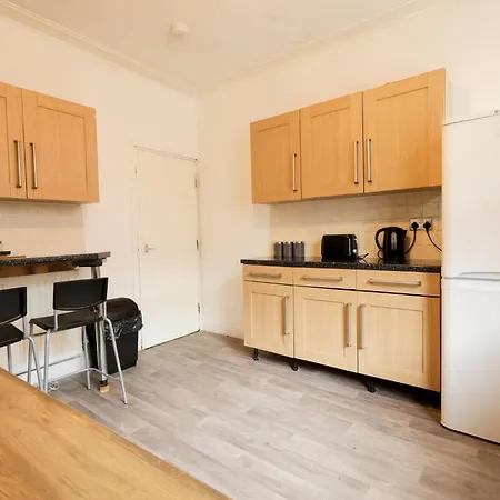 Large Contractor Home, 8 Beds, 1 Mile From Centre بيت للعطل