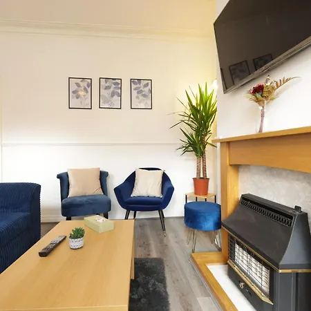 Large Contractor Home, 8 Beds, 1 Mile From Centre