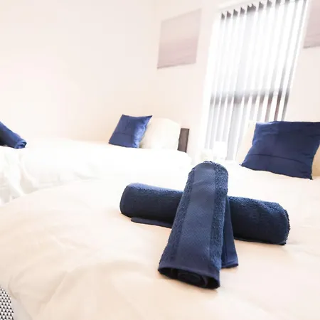 Large Contractor Home, 8 Beds, 1 Mile From Centre بيت للعطل ليدز